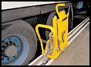 Le verrou est placé devant le pneu et la position est maintenue par un second verrouillage interne et conditionnel à la présence d'un pneu.